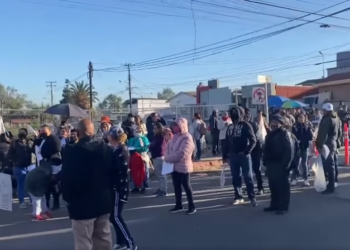 Manifestantes esperan al Presidente Lopez Obrador afuera del Cuartel General
