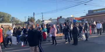 Manifestantes esperan al Presidente Lopez Obrador afuera del Cuartel General
