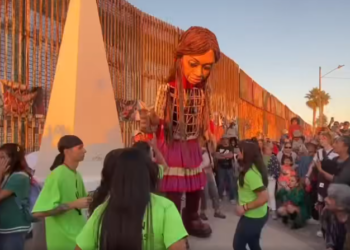 La pequeña gigante AMAL llega al muro Fronterizo Playas de Tijuana