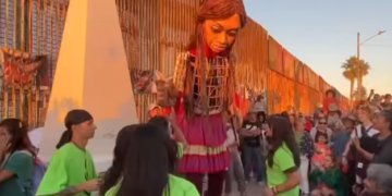 La pequeña gigante AMAL llega al muro Fronterizo Playas de Tijuana
