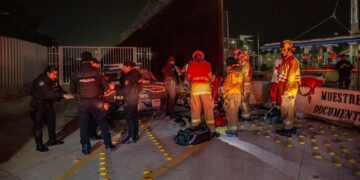 Hombre se queda atorado en alambre de púas de la Zona Cero de la Garita de San Ysidro