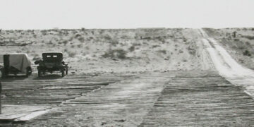 En los 20’s para cruzar las Dunas habia carreteras de Madera.  “Old Wood Plank Road”