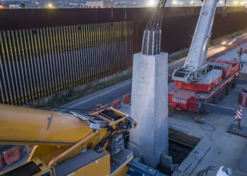 Colocan la primera columna del Viaducto Elevado de Tijuana