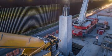 Colocan la primera columna del Viaducto Elevado de Tijuana