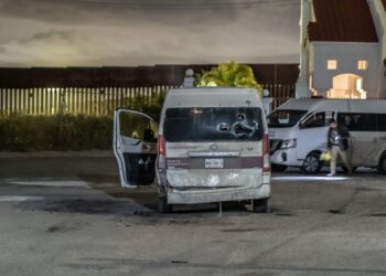 Agreden a pedradas a agentes del INM.