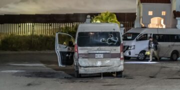 Agreden a pedradas a agentes del INM.