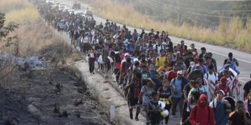 Crisis migratoria en la frontera México-EE. UU.: el impacto de las deportaciones masivas y una nueva caravana migrante