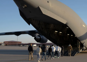 México rechaza aterrizaje de avión militar de EE. UU. con migrantes deportados