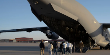 México rechaza aterrizaje de avión militar de EE. UU. con migrantes deportados